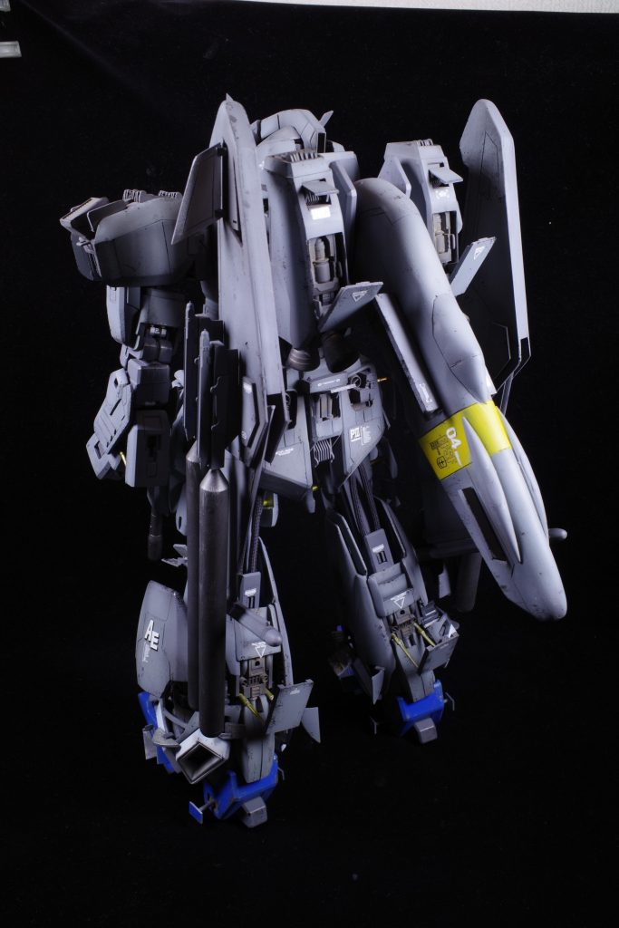 バックパックと翼は1/48戦闘機プラモのパーツで製作。