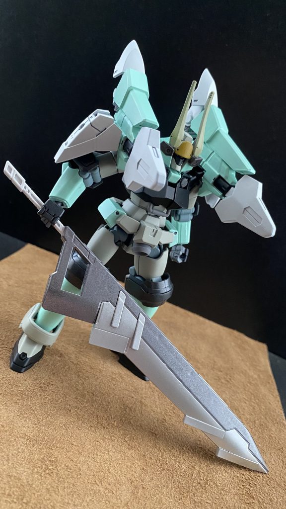 　両肩の巨大なユニットが目を引く本形態。これは、アーマーではない。四肢のトルクアップ(主に腕部)を目的とした小型ジェネレーターである。そして、肘や膝に装着されたパーツも、トルクアップされた関節部を、補強、サポートするユニットである。アストレイレッドフレームパワードレッドのような状態を想像していただけると分かりやすいだろう。これらの装備により、素早い攻撃、その一撃一撃が、重量級の威力となる。