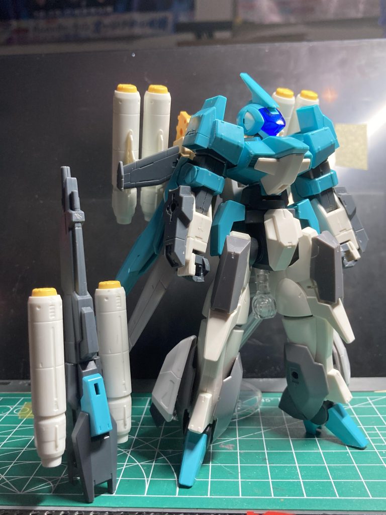 塗装前もとになっているクランシェカスタムには大きな加工はせず腕に30MMのパーツを足回りにはコトブキヤのカトラスのパーツとウィンダムのパーツを取付け