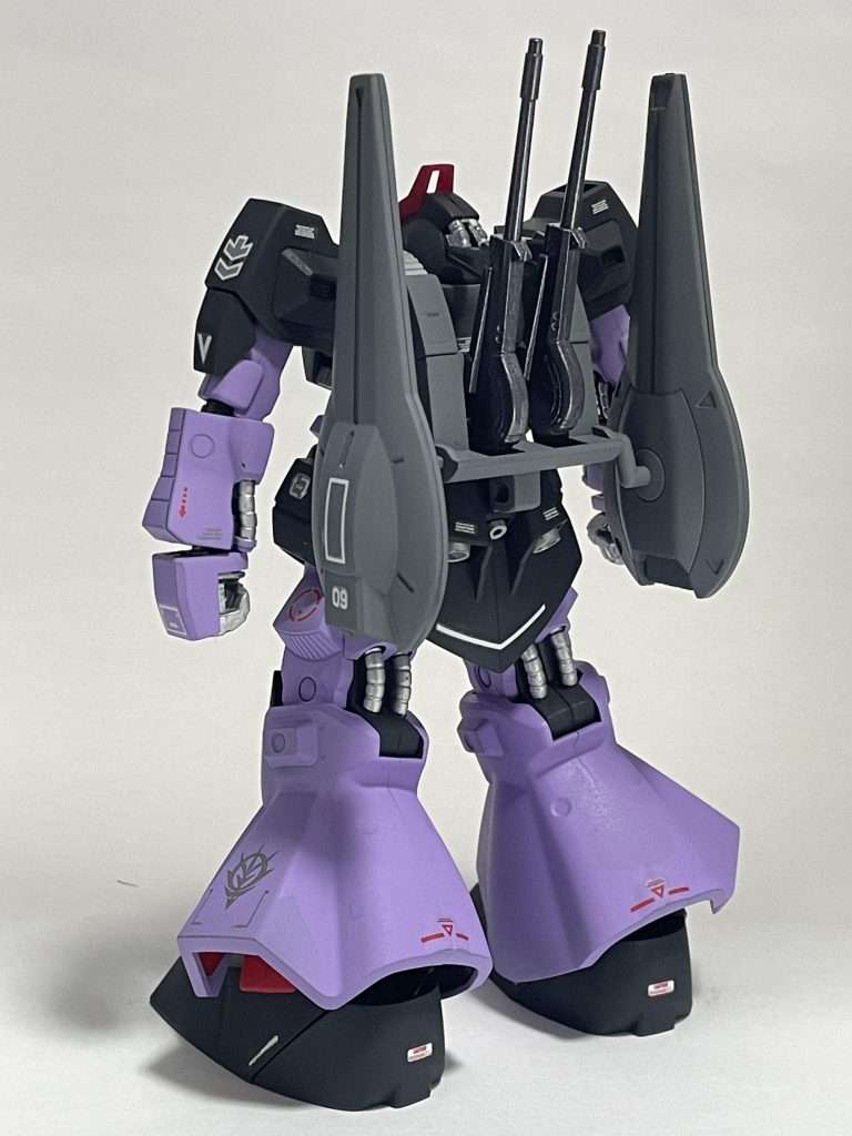 リックドム以外使い道が難しいMSパープルですが個人的にはかなり好きな色。ドムのイメージが強いからか黒系と相性よく感じます。