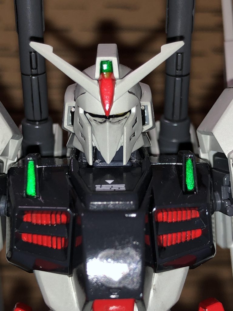 側頭部のダクト部分にバルカン砲を増設してます。少しわかりにくいですが、こめかみ部分に0.5mmの真鍮パイプを入れてそれらしく見せてます。バルカン砲を増設したのは、ミサイルやファンネルなどの小型の兵器を効率良く破壊するためです。