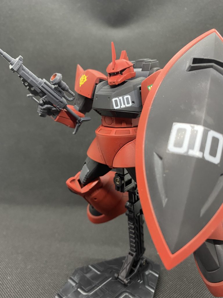 台座に乗せて宇宙感。付属のマーキングシールを使ったのですがやっぱりシール感が抜けずちょっとイマイチ。水転写デカール探してくれば良かったです。銃持ち手はスタークジェガンのものを流用。そのほかはMSハンド(中)です。少し小さめにすることで引き締まったかと思います。