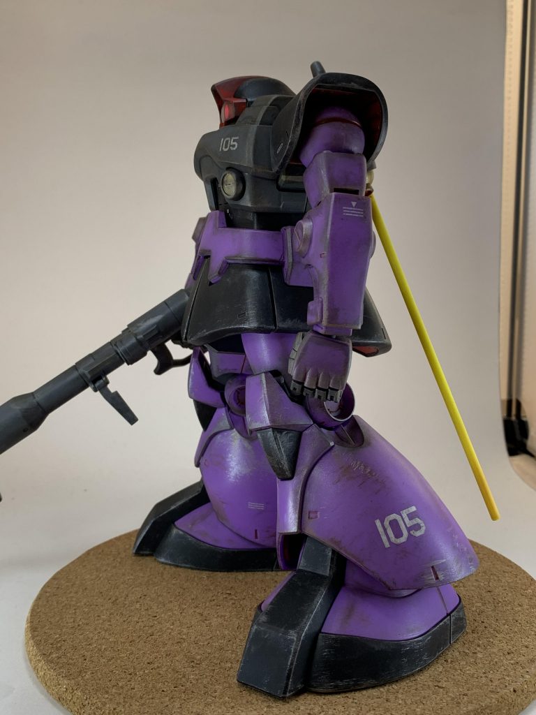 胸や左足の「105」は、近藤和久先生の『MS戦機』の主人公、ブラウンがジャブロー降下作戦で搭乗したドムのイメージで。劇中の近藤ディテールは諦めました。。。