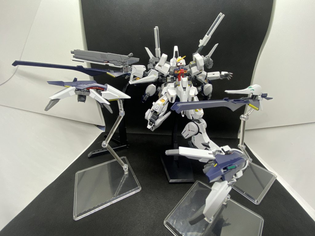 ウィンチキャノンにせよコンポジットシールドブースターにせよ、本来は有線式の擬似サイコミュ兵器ですが、見栄えとめんどくささから無線です。