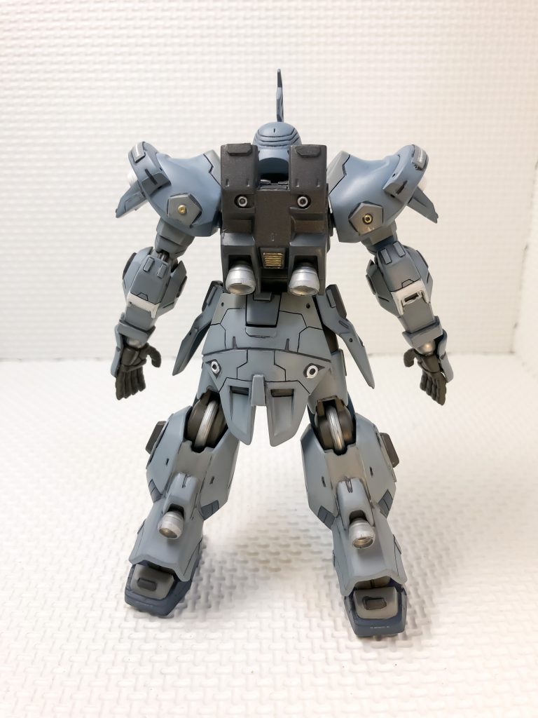 背面図です。リアスカートは、浅いディテールをプラ板で復活させて、元のラインを活かして、筋彫りを追加しました。