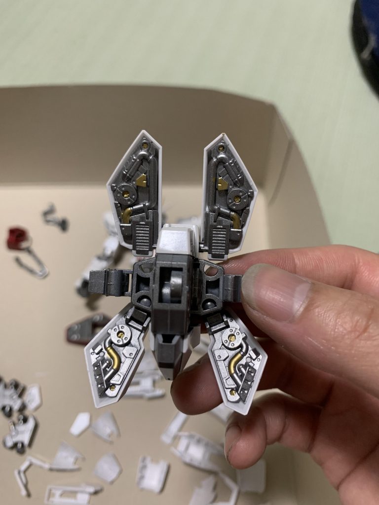 裏側もガンダムマーカーゴールドでディテールアップ見えないのにね(笑