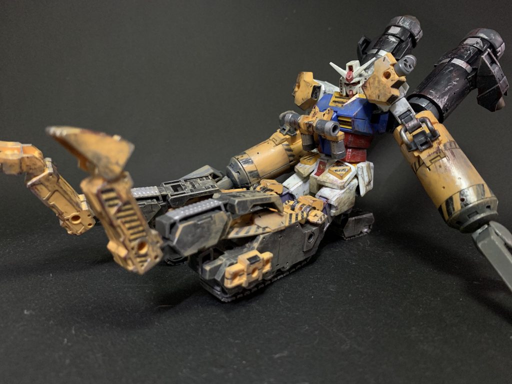 座るだけのお手軽変形!履帯走行で重い資材の運搬とかもこなせるかも機体各所のトラテープ調マーキングは全部手書きです!