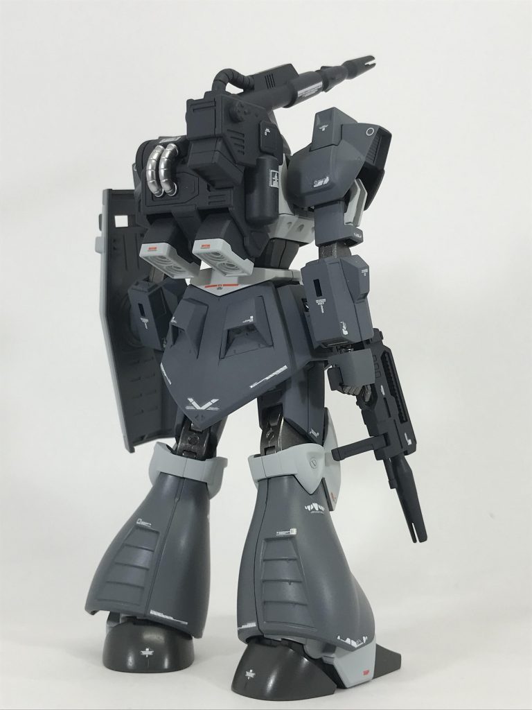 武装はジムⅡのビームライフル、バックパックはゲルググキャノンを流用しました。ゲルググの後継機だけあってシルエットは違和感なくマッチしてると思います。