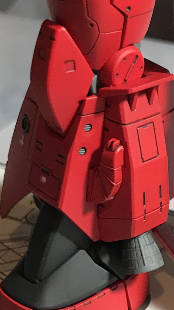 脚部内側のモールドです。こちらもモールドが簡素だったためくり抜いた後にフィン状のディテールを追加しました。簡単な工程ですがかなり密度感が増すのでおすすめです。