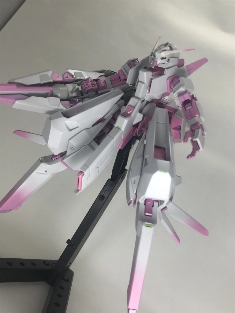 工作的な部分は肩の羽…？的なパーツと背面の丸い部分にくっつく三角のパーツを延長して角をぴんぴんに尖らせました。合わせ目処理をした場合塗装の際に面倒になるなと感じたので脚のパーツはあとハメ加工しています。後はスジボリの掘り直しと追加くらいです。追加した部分は股間、背面の丸いパーツ、脚の側面、武器に少しずつって感じだったと思います。