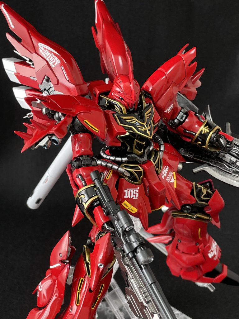 なかなかポーズをとるのも難しいですね。腕も弱いので武器の保持ができないです。なのでいろいろなところで支えています。