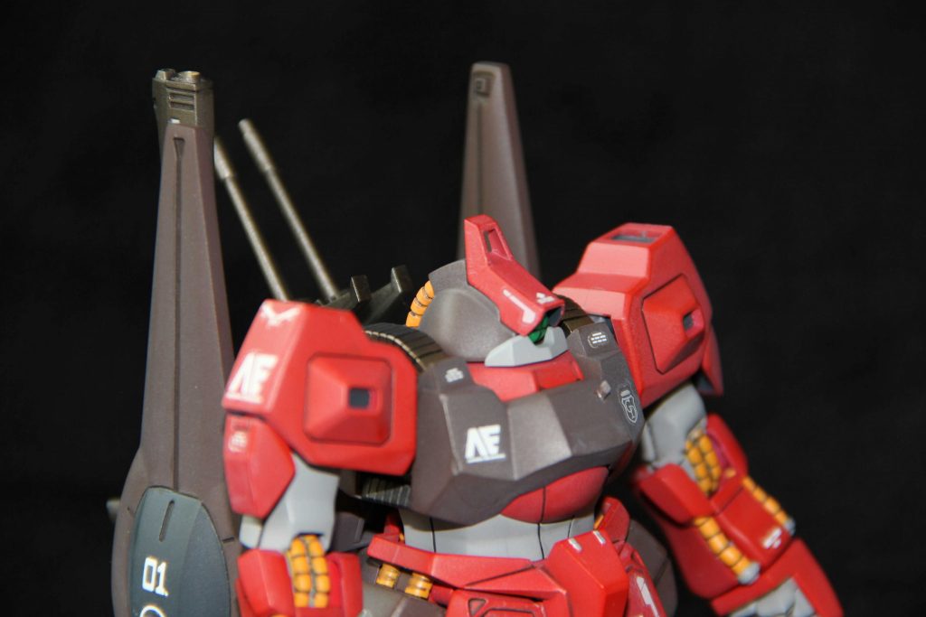 隊長機らしさを出すために、カメラの日差しを延長しています。胸部に近距離無線用としたフィン型のアンテナを追加しています。