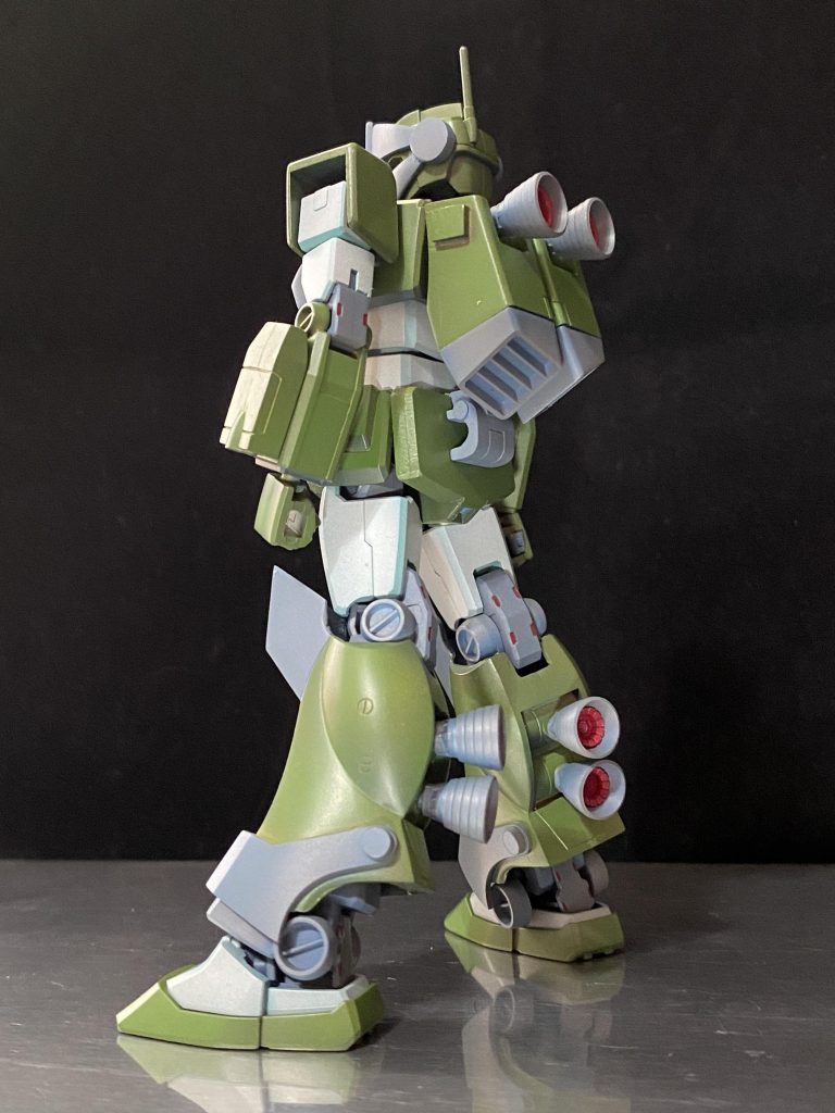 バックショット。ボックスタイプ ビームサーベルは左腕に装備。