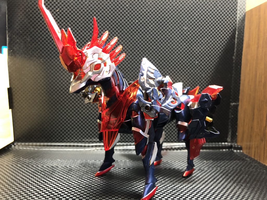 魔王エピオンガンダムの最終形態なる時に使うパーツ(足と腕)をマウントしています。頭は悟空の手が目と立髪に見えたのでつけて眉間の隙間にシナンジュのアンテナつけました