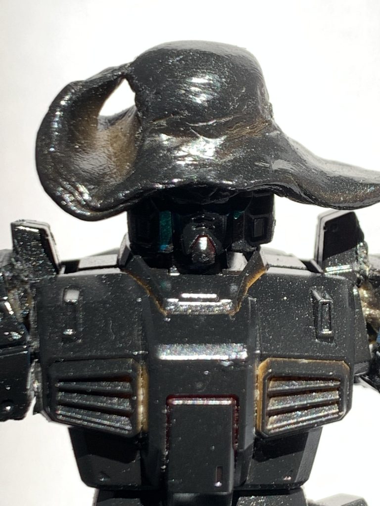 塗装自体は黒一色なのでかなり手抜きです。すみませんm(_ _)m半光沢は吹いてます。目はメタリックグリーンで塗装しましたが全く分かりません(笑)