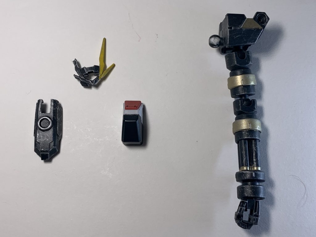 次に新規追加パーツについて。GNガトリングはビルダーズパーツのジャイアントガトリングをそのまま使用。本体の新規パーツは左腕義手、頭部アンテナ、フロントスカート、右膝アーマーとなっていて、全体的に破損した不足部分を補うイメージで制作してみました。また、新規パーツは全てチッピングを施してあります。ダブルオーリペア以来のチッピング作業でしたが、なんとか満足出来る仕上がりになりました。今回は差し替えという形になったので本体のチッピングは施していないのですが、いずれリペア用のニーケを作って全体チッピングしたいですね。