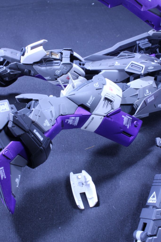 脹ら脛はこうなってます。パーツ裏の磁石見えますでしょうか？1mmキリで1mm程度穴開け、つっかえ棒のように刺してます。全閉、半開き、パージ状態が選べます☺️