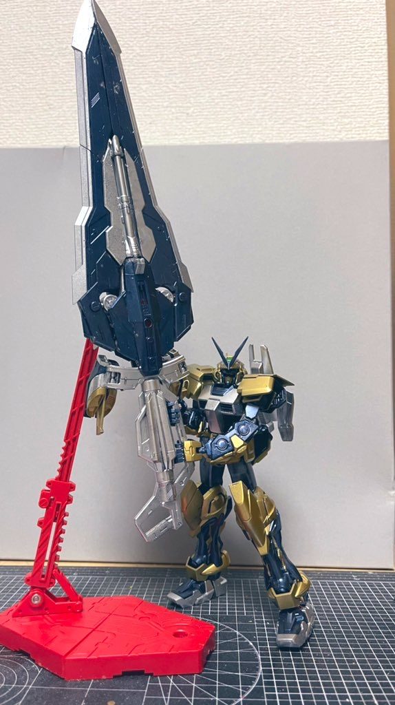 EGとMGのミキシングで、背の高さも低くなったことで、剣の大きさをより一層強調させることができました。体より大きい剣っていいですよね…