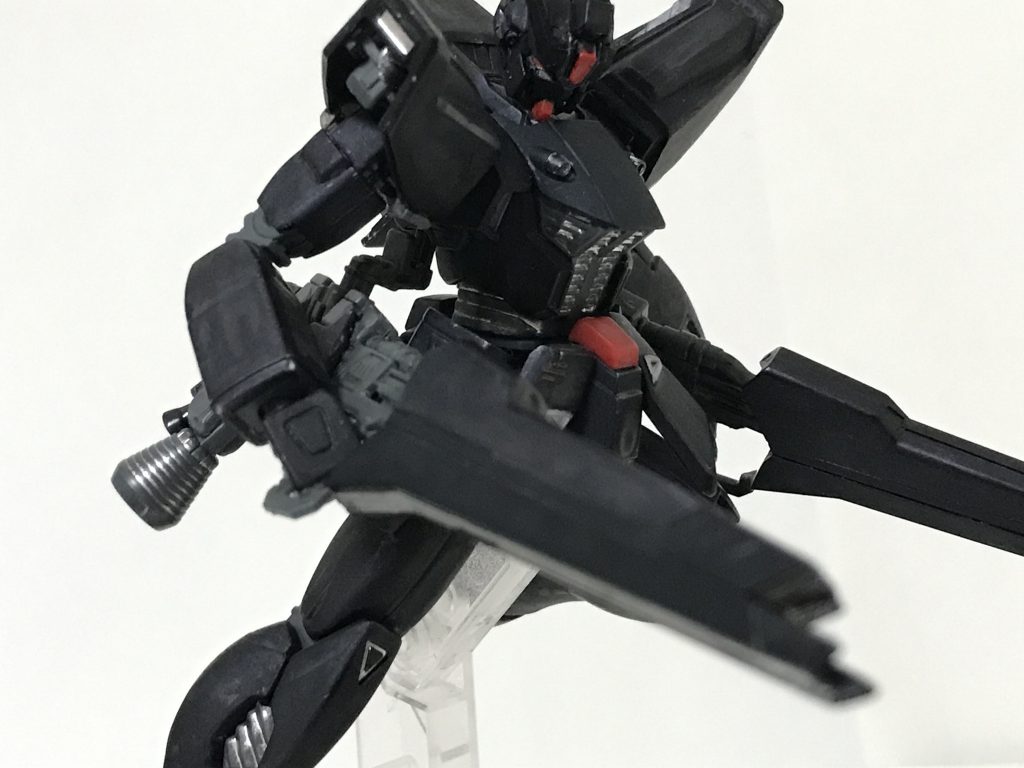 「強化ヴェスバー」砲身下部のパーツは小型のプロペラントタンクと放熱機構、可変速機能を強化するためのもの。ヴェスバーの根本付近にX2改のサブスラスターとクロスボーン系のバーニアを、砲身下部にビルドダイバーズHWSのパーツを加工したものを合わせました。