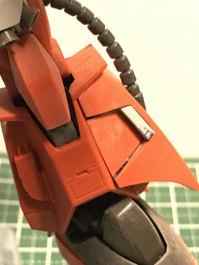 脚部の装甲はデザインを参考に一旦カットして段差を作りその段差をダクトにしました〜