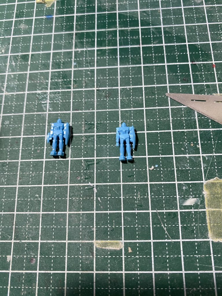 成型の都合で横を向いているビームライフルを下腕でカット、向きを変えて接着しました。両足には短く切ったホッチキスの針を埋めています。
