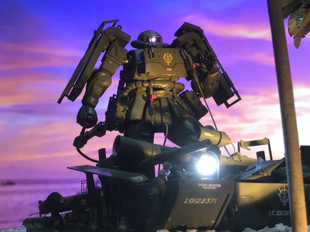 モノアイ、前照灯はLEDで点灯