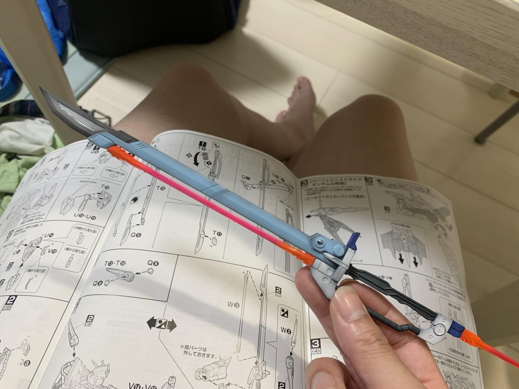 ソードストライカーです武器はフェイズシフトではないので黒立ち上げのグラデーション塗装で仕上げました個人的に先端の白い部分はメタリックにしたかったので変えてます。