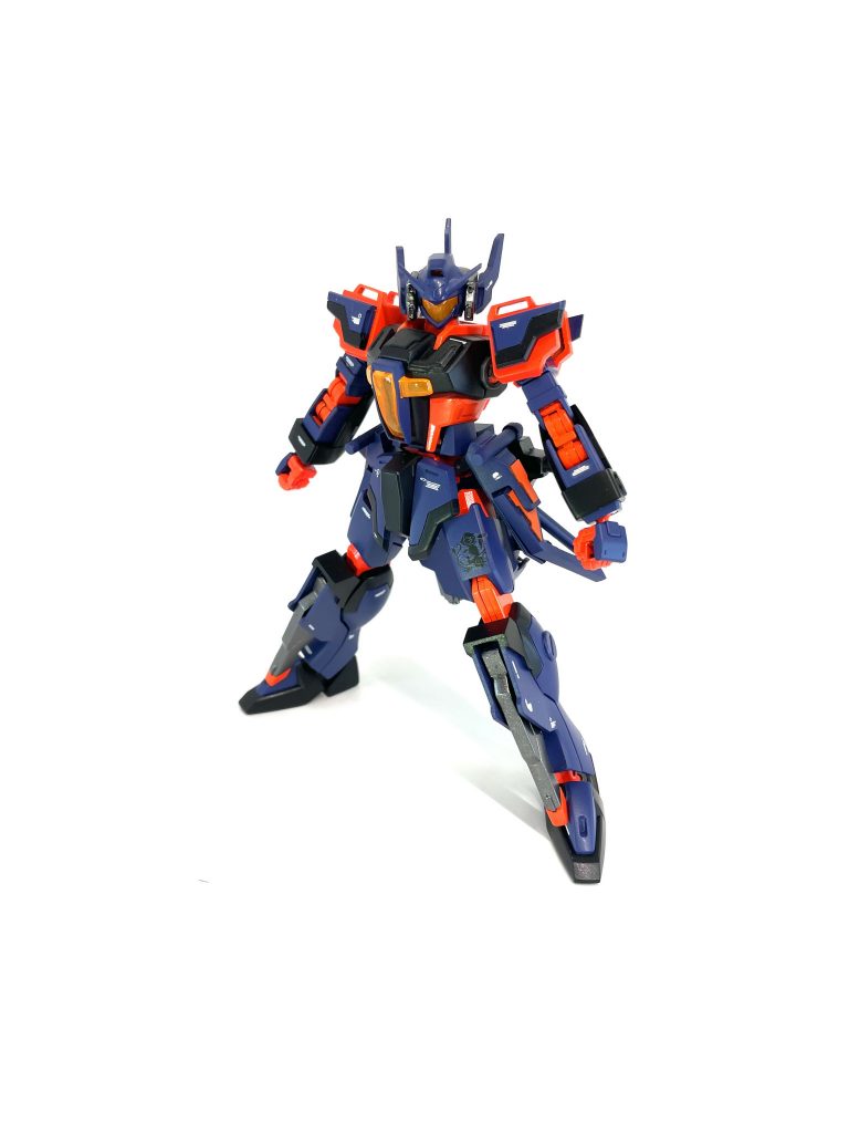 ストライカーパックを外した状態。胸部のクリアパーツはクリアレジンで作り、頭部のバイザーも色を変えたかったため、クリアレジンで複製して蛍光クリアオレンジにしています。