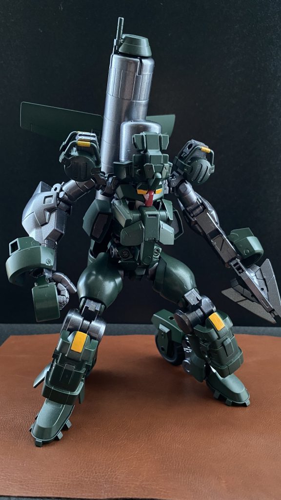 シューティア　無骨な四肢を持つ、格闘戦に特化した機体。武装は、内蔵チェーンガンに左腕の格闘戦用クロー、とパワー重視のタイマン特化機体である。