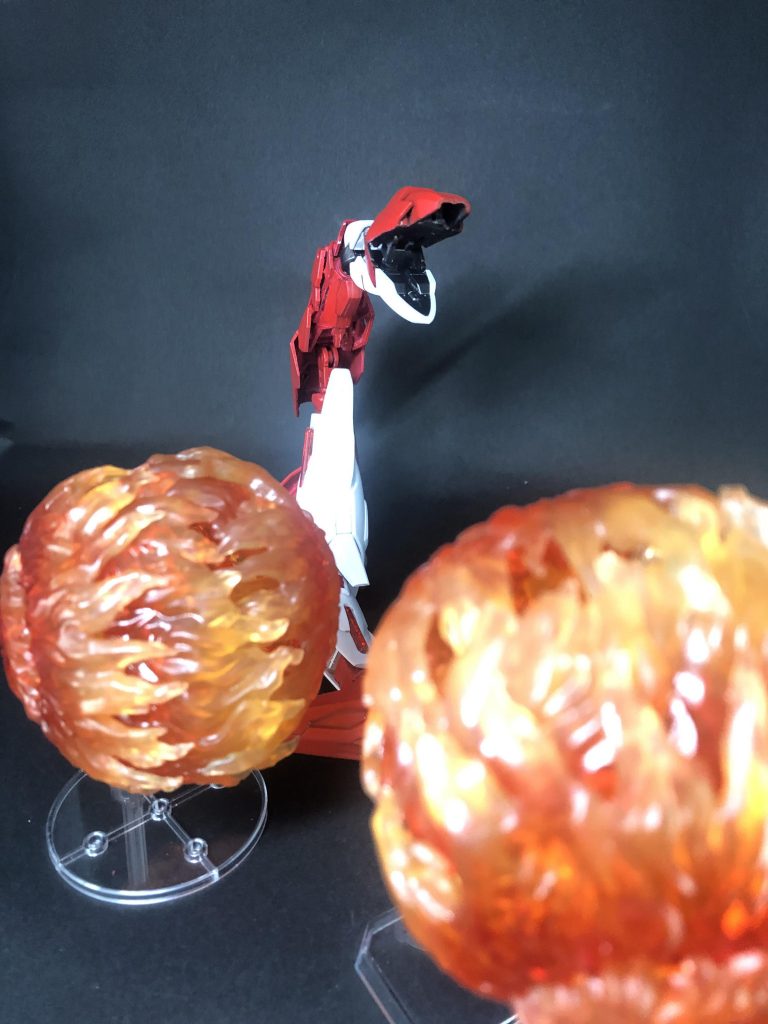 炎を操り巨大な火球を発生させ、敵を焼き尽くすわよ！業火に焼かれ、灰塵と化せ！(byオロチマル)＊吐き出してるように見えますが、空中に発生させて念動力で動かしてる感じです。蛇型に関してはアーマーの配色が先に決まっていたので、必然的に赤と白は決定。なぜ赤と白なのかというと…？答えはこちら↓