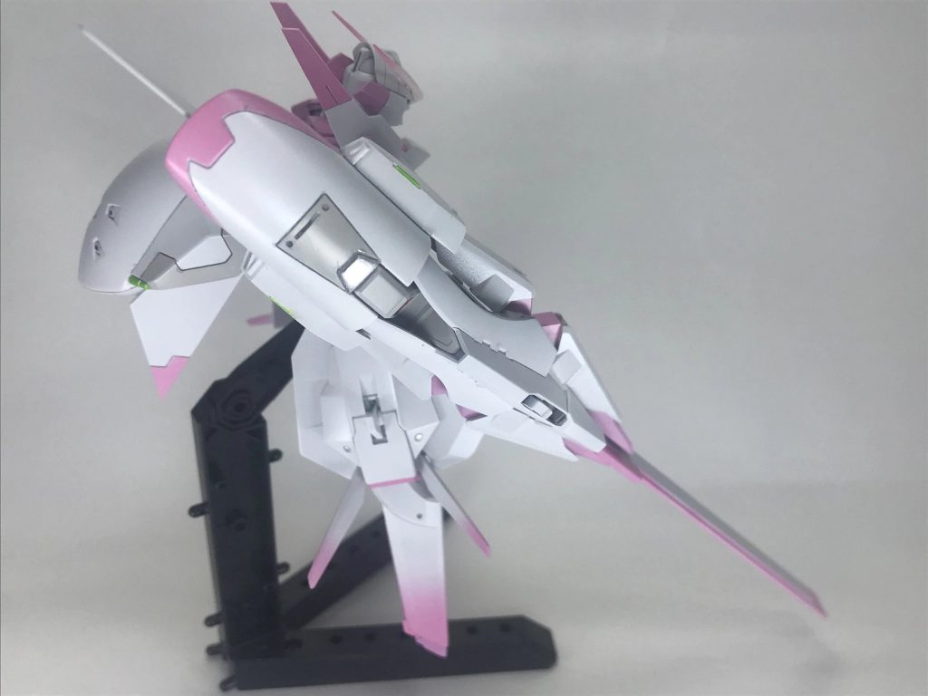 埋め込んだチップの色は赤にする事が多いのですが今回はカラーリング的に赤より緑系の方が良いと考えてライトグリーンを使用しています。