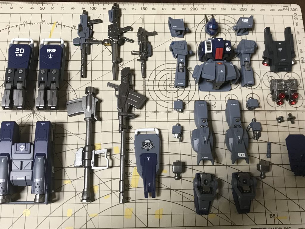 パーツ一式画像になります。武装が多過ぎで、途中で面倒くさいなったのは内緒で。