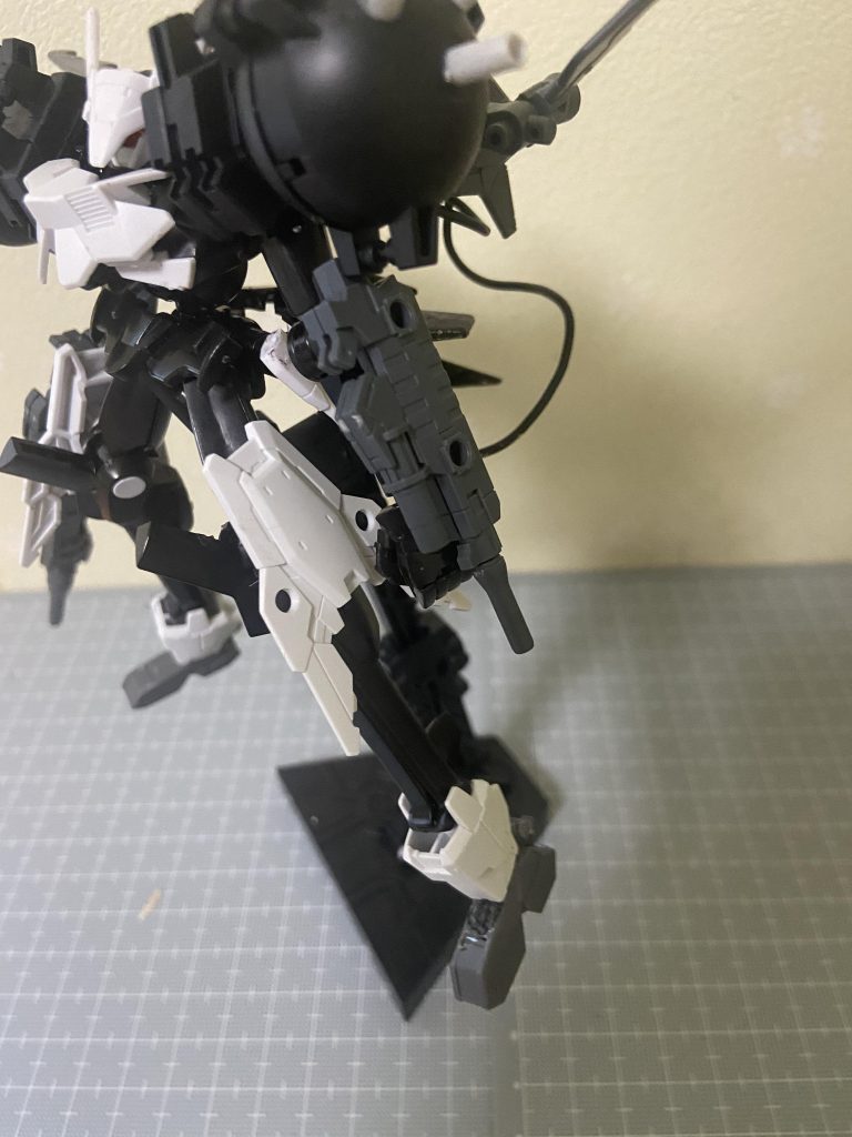 脚部も変更されており、足はキャタピラのようなものが付いており足場の悪い場所などでも問題なく動けるようになっている、足パーツはシェルノヴァのオプションアーマーにリバーシブルのパーツをピンバイスで穴を開け取り付けています。