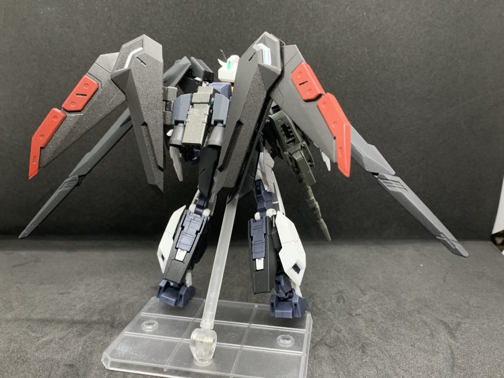 ウィングを展開した所謂本気状態。この状態ではバインダーからはEN推進機能が解放されて推力が上昇し、肩部ウィングアンテナからは粒子による敵機の認識撹乱を行えます。強力な反面エネルギー消費が大きいため稼働時間が減少する諸刃の剣です。