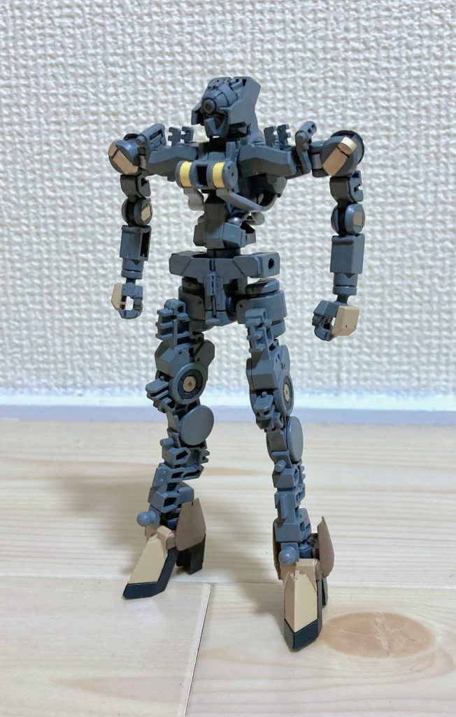 装甲はすべて外せます。腰フレームは30MMポルタノヴァに丸々交換!組み換えだけのお手軽☆彡 肩は本来あるジョイントを切り落とし、30MMの肩ジョイント(少し幅を拡張)をハメて接着してあります。これで30MMのどんな肩装甲も装備できます☆彡