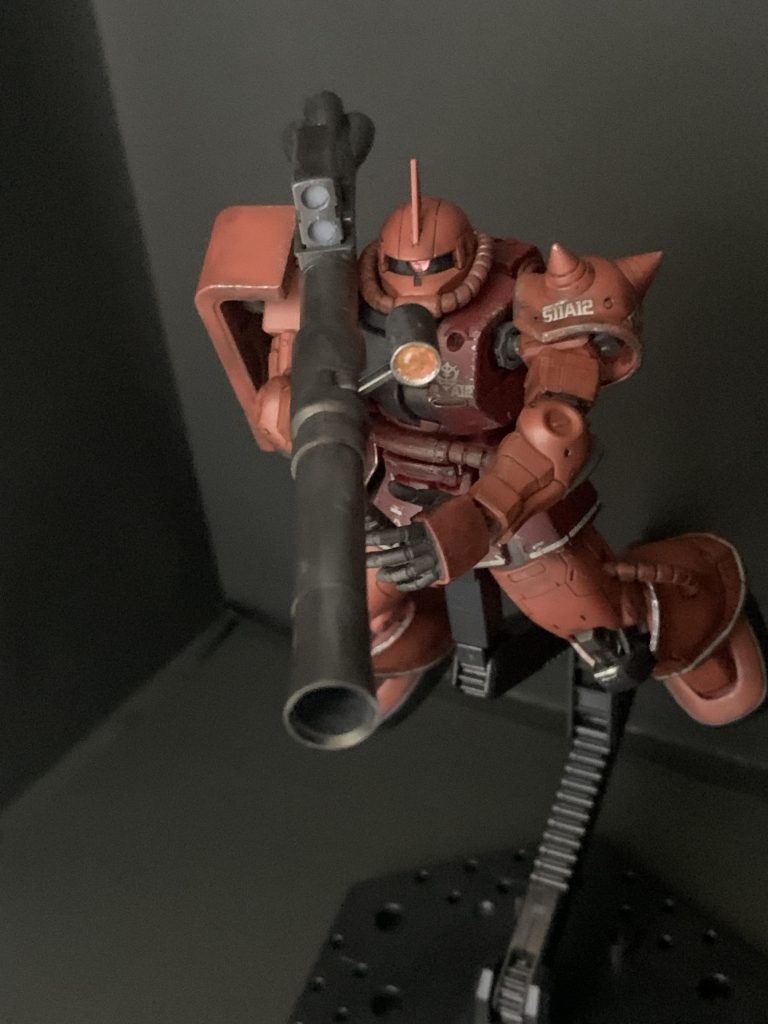 モノアイをクリアパーツに交換しました。バズーカのスコープも交換してみましたが仕上がりがイマイチでしたので、とりあえず蛍光ピンクを塗ってます。追記    後日気になっていたスコープ部のHアイズとスカート、足下部の白ラインデカールを貼りとりあえず今回のオリジンシャアザクは完成です。