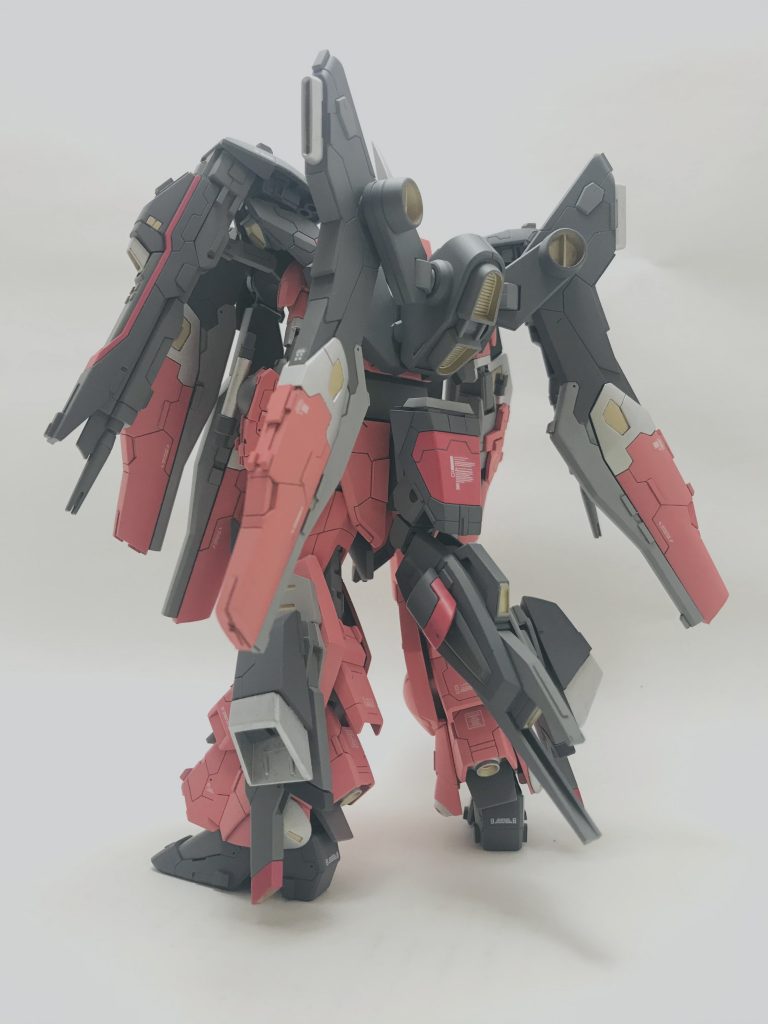 また性懲りも無く尻尾です。ビルド改造的な機体なのでなんでもありです笑自分専用機のつもりで色も1番好きな薄い黒と濁ったピンクの組み合わせにしました。