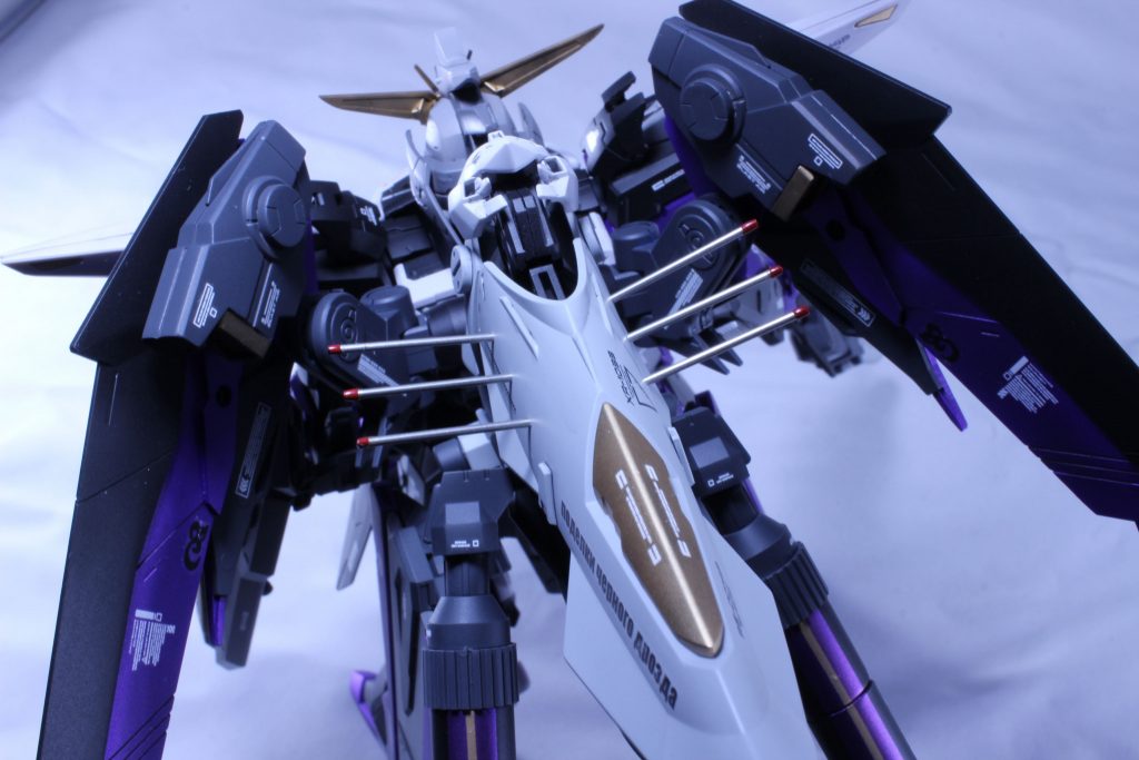 エンジンカバーに生えてるマッチ棒のようなモノは、前述のステンレス棒を使用したスタビライザ兼バランサ(という設定)です。