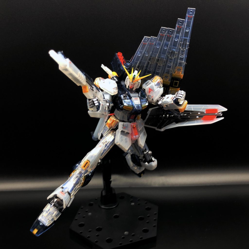 デカールは透明デカールを黄色で塗っています。加法混色で後ろの赤と混色になるかと思いましたが色々テストした結果、装甲を赤に塗り緑のデカールを貼っても黄色にならず黄色のデカールを張れば下の赤に勝てました🤔同様に元々赤のマークは上から蛍光赤をふいてUV時に消えるようにしています。