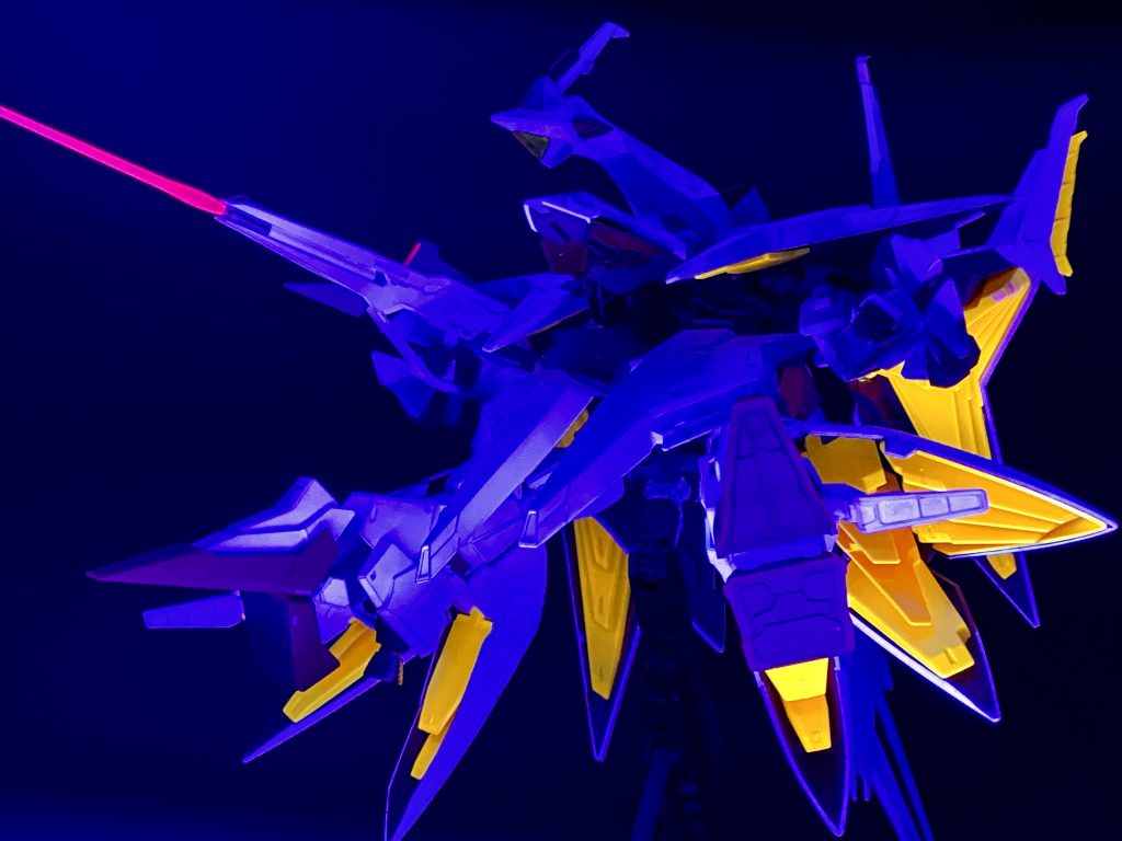 センサーやサーベル刃、スラスターを蛍光塗料で塗装したのでブラックライトを当てることで光らせることができます。