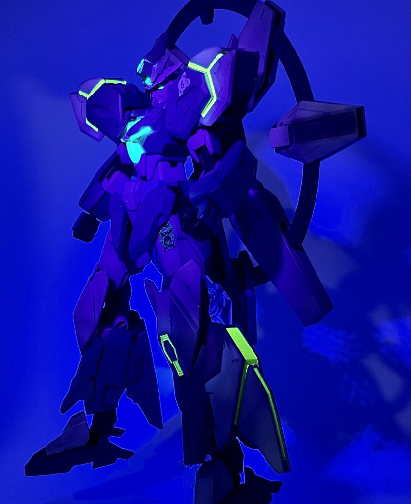 ゴールドの上から蛍光イエローを重ねて、アニメのように光るイメージを再現しました。