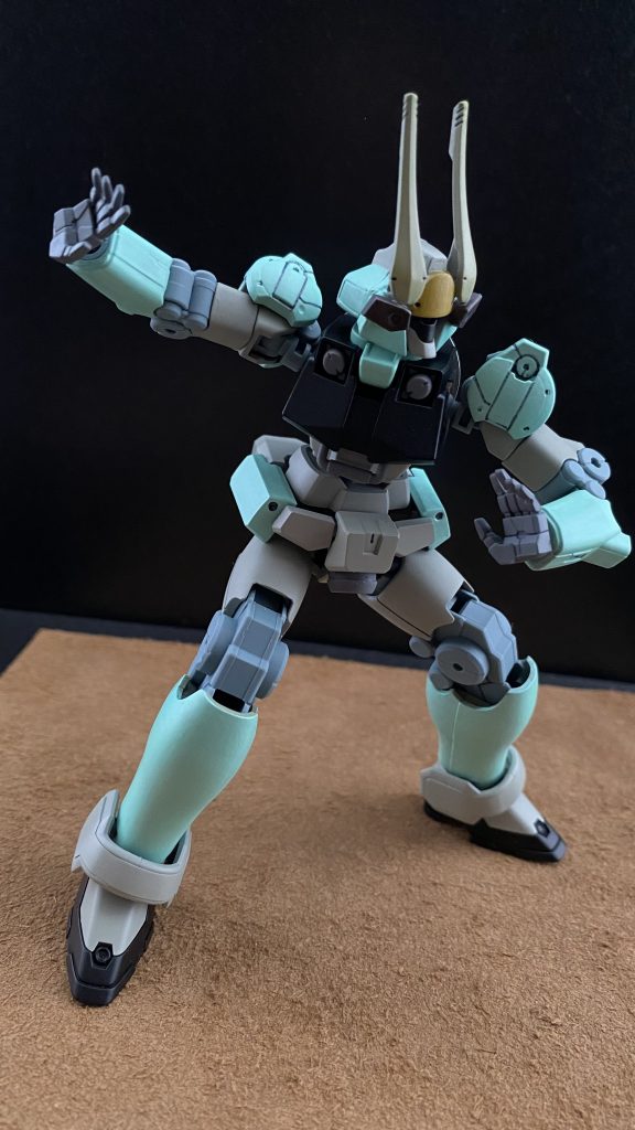 　ブリガンディアと同タイプの機体でありながら、徹底的に軽量化され、高出力、高機動、圧倒的な手数により、相手に反撃する暇を与えずに撃破する。しかし、先生はまだ本気を出していない。