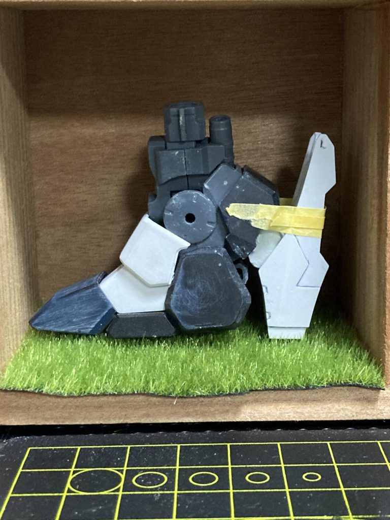 ハイヒール化をしたかったので、元々のパーツを切り、パテで形を形成し、最終的にはプラ板で蓋をして、接続部が違和感ないように仕上げました。