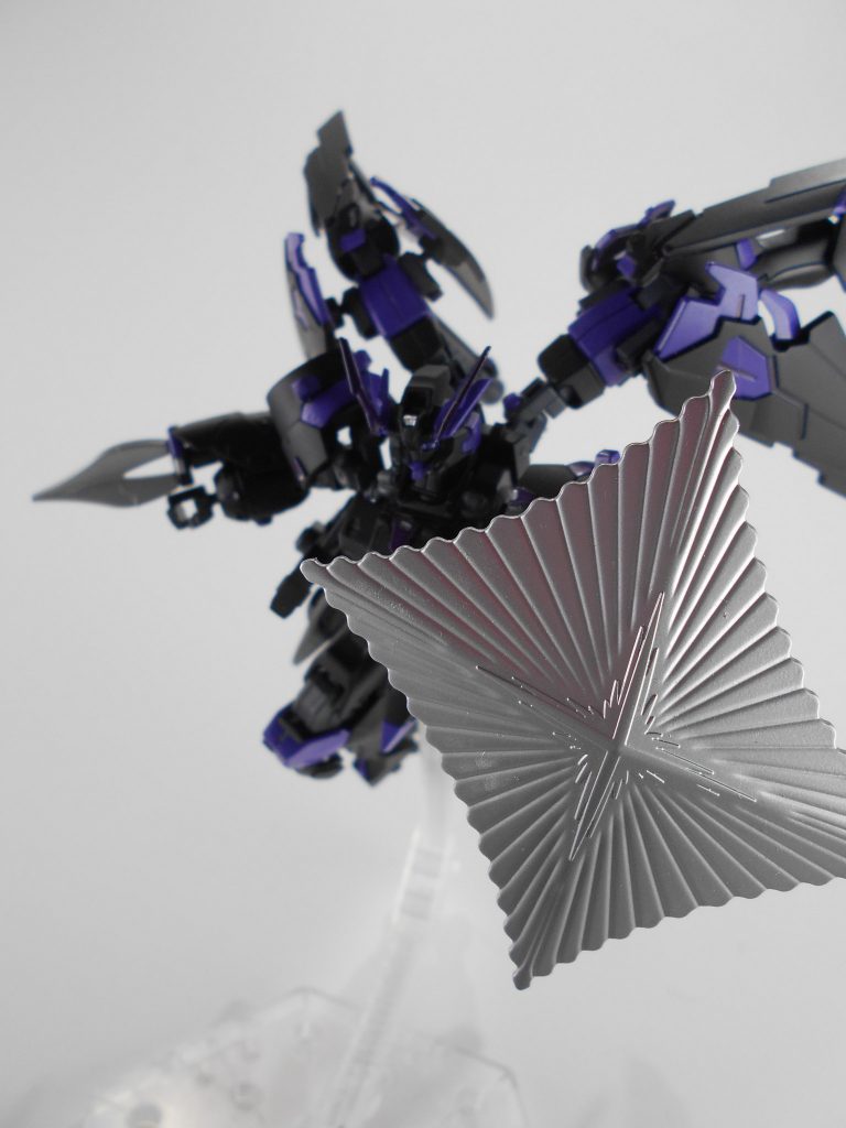 ブランド・マーカー改・「ギファト」。アスタロトのサブナックルにブランド・マーカーを追加、ナックル部分をブランド・マーカーの接続部兼ビームガンの銃口に変更しました。肩、腕部のハードポイントにつけることが出来、デフォルトは左腕にまとめています。「ギファト」はドイツ語で「毒牙」のアナグラムです。