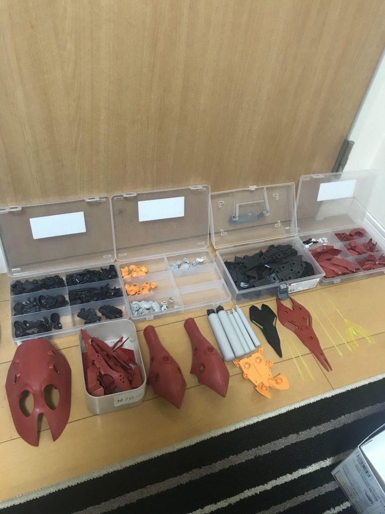 全パーツ切り離し&表面処理を終え、軽く達成感が満たされました(笑)