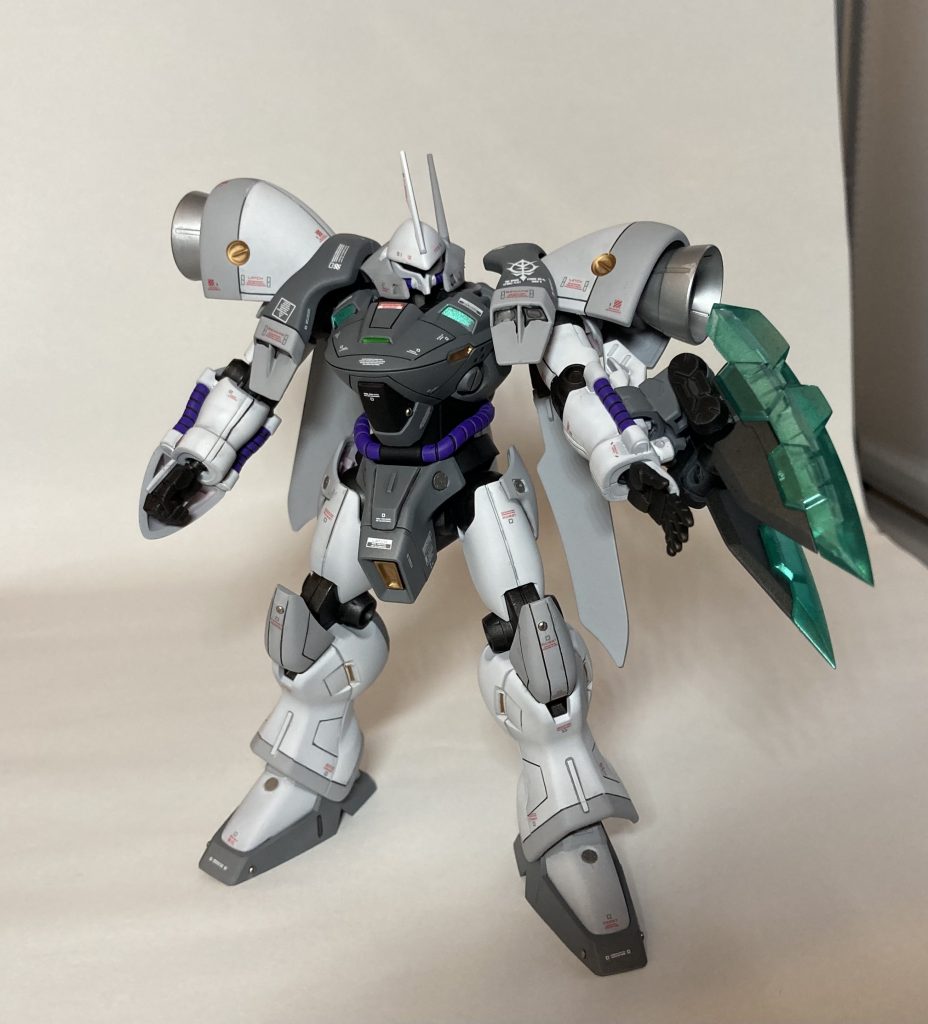 左腕部の大型クローのビーム刃はグリーンです。コトブキヤのものを使用しました。