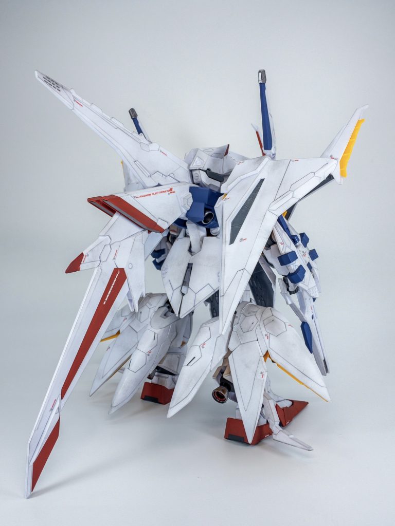 スミ入れには0.2mmのシャープペンシルを使用。銃口やバーニアなどの金属色はガンダムマーカーのヘビーガンメタルで塗装しています。