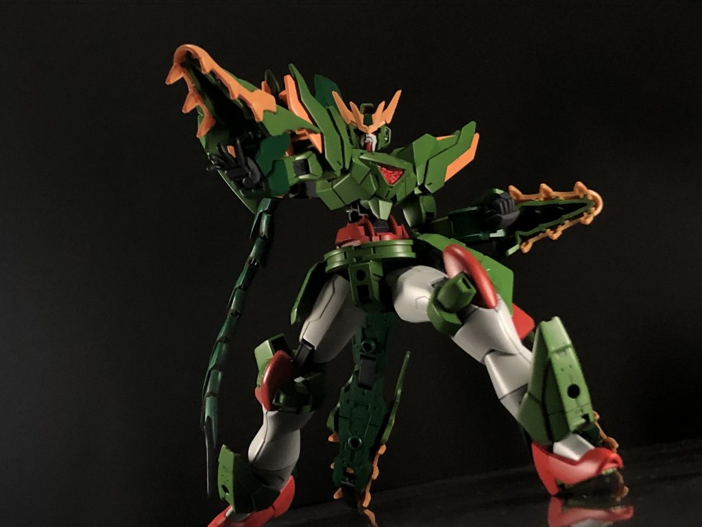 「天に竹林 地に少林寺!!目にもの見せるは雷撃!!!ドラゴンサンダァアア!!!」必殺技のドラゴンサンダーの構え!竜の頭は三国創傑伝の関羽νガンダムから拝借、頭と腕はアニマリゼから、ツノはドラゴンぽさがあると思いユーラヴェンのものをセレクトしました!胴体は30MMのオプションについていた胴体、腰パーツはシエルノヴァのものを、脚パーツはカミキバーニングとトライバーニングの太もも、ブーツ部分はゼイドラとシエルノヴァのオプションアーマーの一部を使いました。最後にバックパックはゼイドラのものを使って蝶ぽさを、後ろのドラゴンは30MMのオプションパーツを使いました。