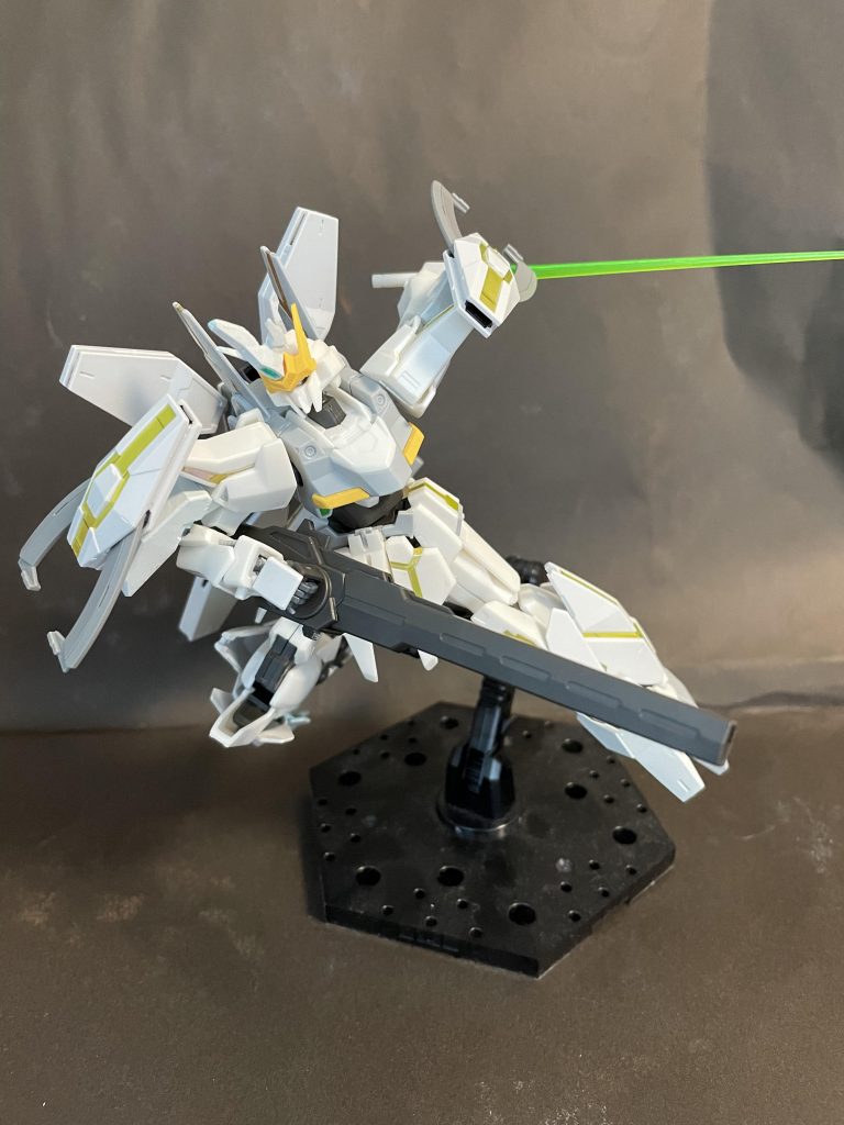 ビーム・サーベル。さらに両肩のユニットはシールドビットとして機能。さらに後述のシステムを発動する際にも必要となる。