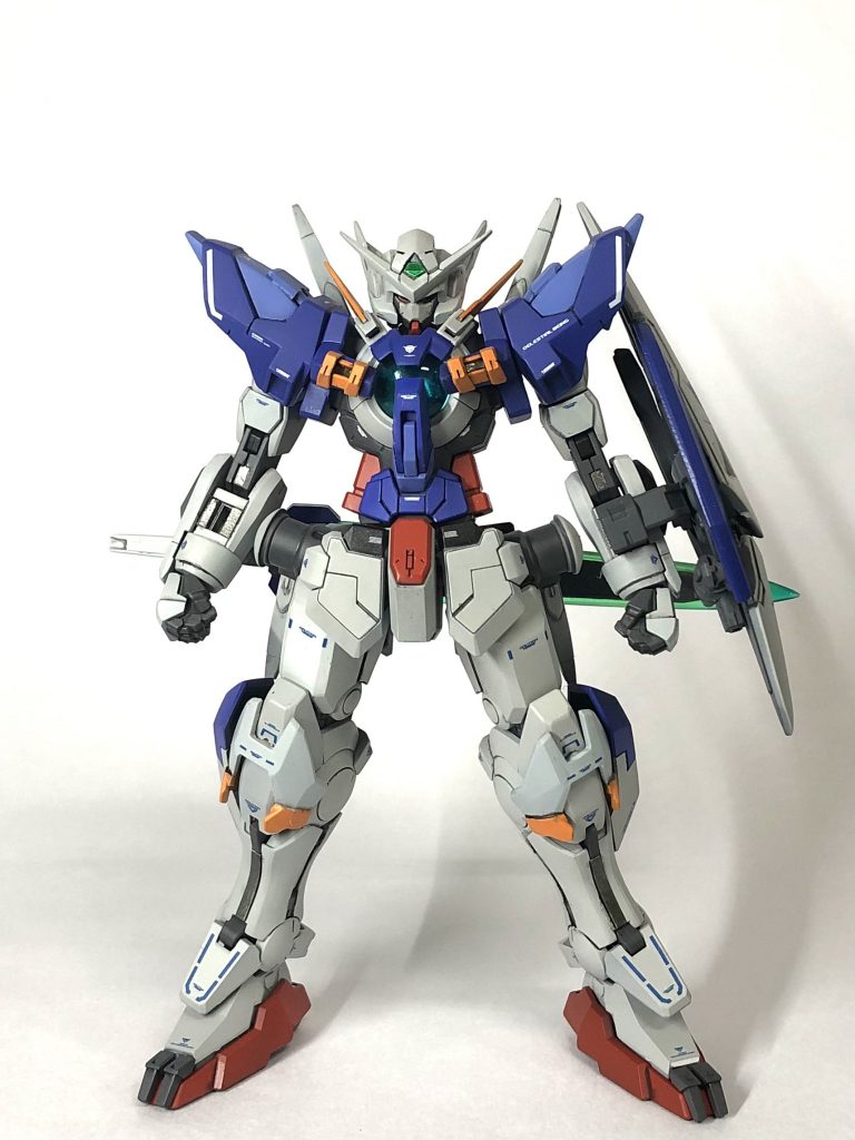 正面R2がベースですが、各所にアストレアのパーツを使用しております。これは、性能面より機体装甲を優先し、守備力を強化するのが目的です。(本当はただの好みです)